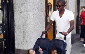 Paternit Oggi - Eto'o l'attacante dell'Inter, da bravo pap, a spasso con le figlie