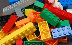 Paternità Oggi - Giochi per bambini: la crisi economica porta i genitori a scegliere giochi più tradizionali, come il Lego