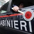 Per riprendersi la figlia si presenta coi carabinieri 