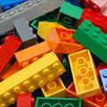 Giochi per bambini: la crisi economica porta i genitori a scegliere giochi pi tradizionali, come il Lego