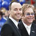 Sir Elton John e il suo compagno diventano padri grazie ad utero in affitto