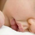 Il neonato si sveglia di notte? Meglio farlo riaddormentare da solo